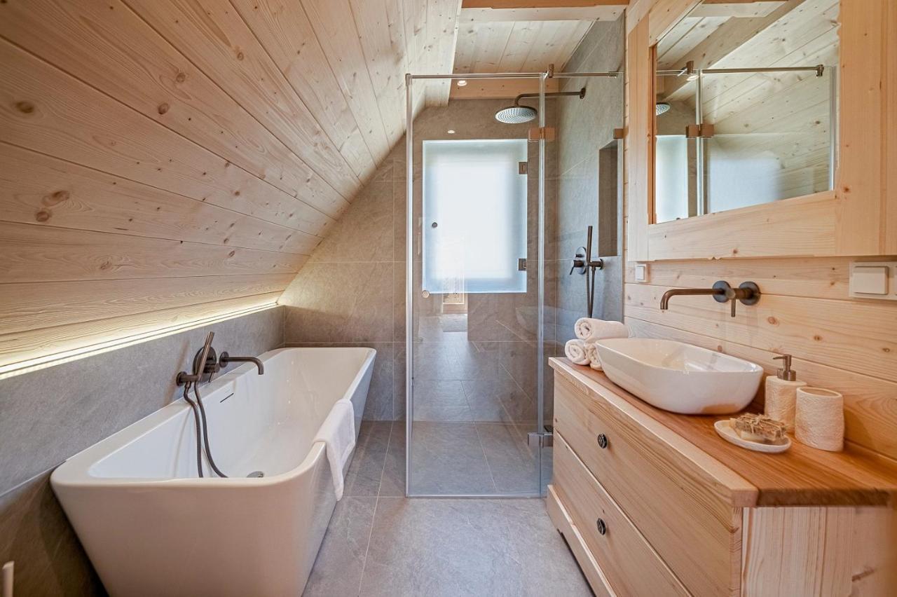 Deluxe cottage mountain views