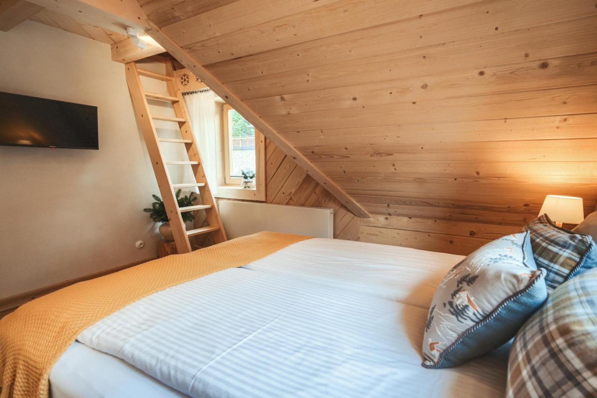 Deluxe cottage a terrace mountain views
