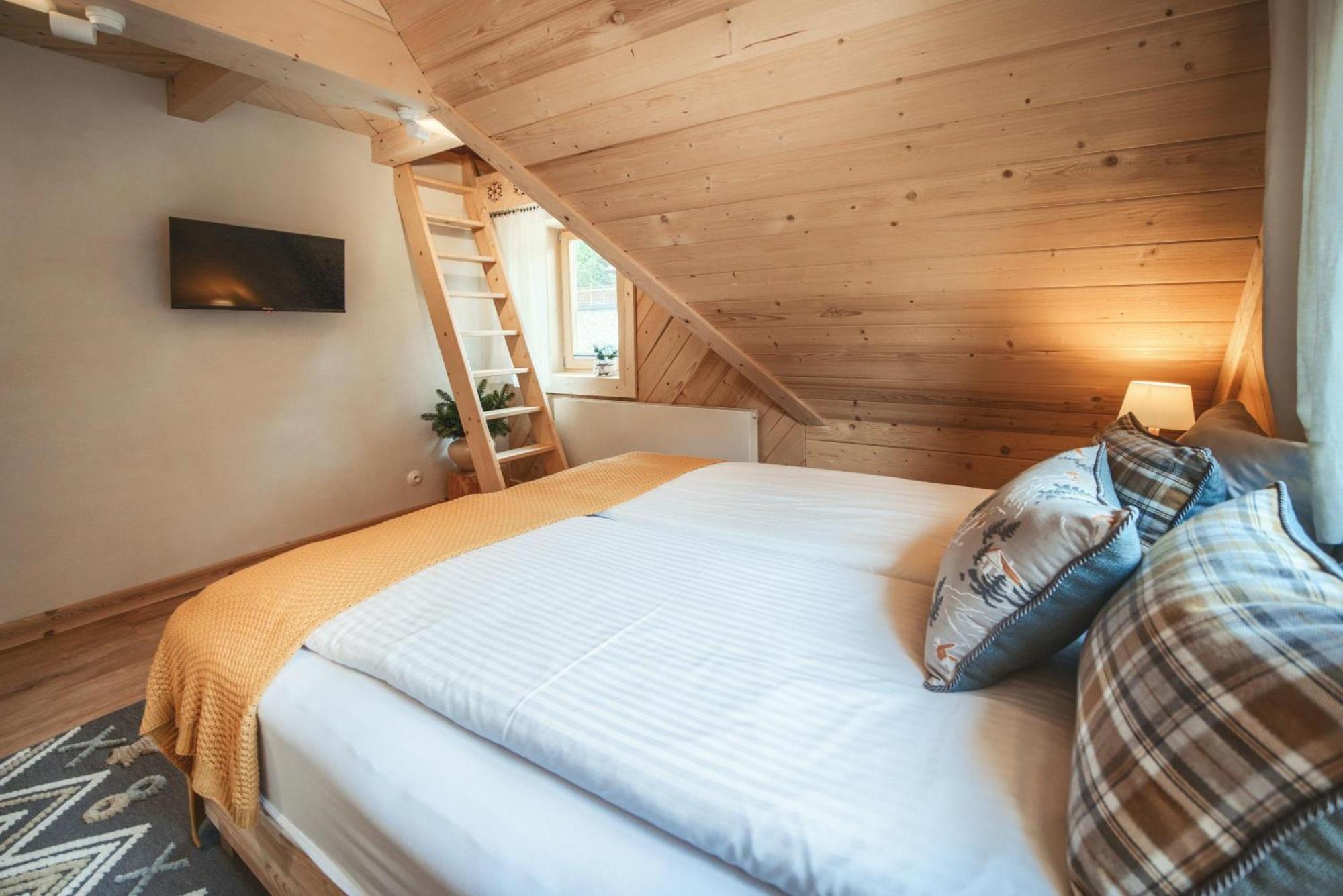 Deluxe cottage a terrace mountain views