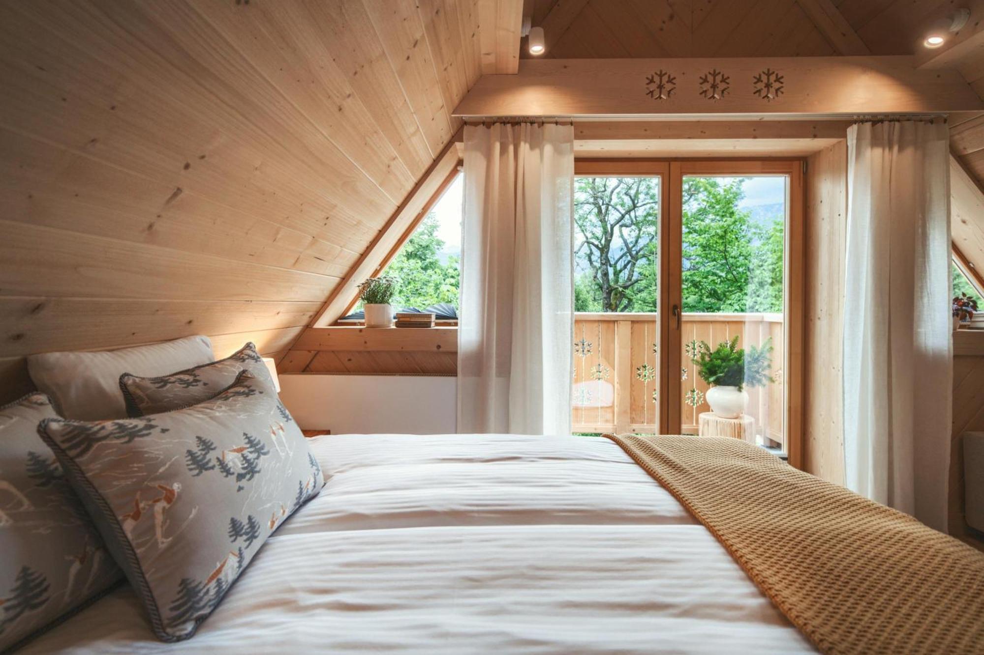 Deluxe cottage a terrace mountain views