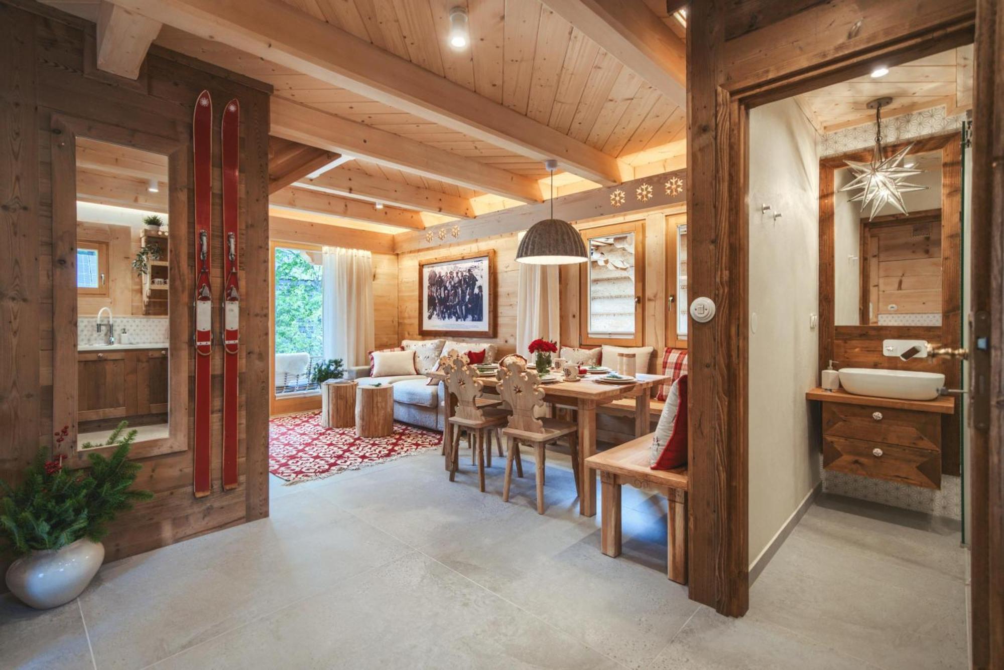 Deluxe cottage a terrace mountain views