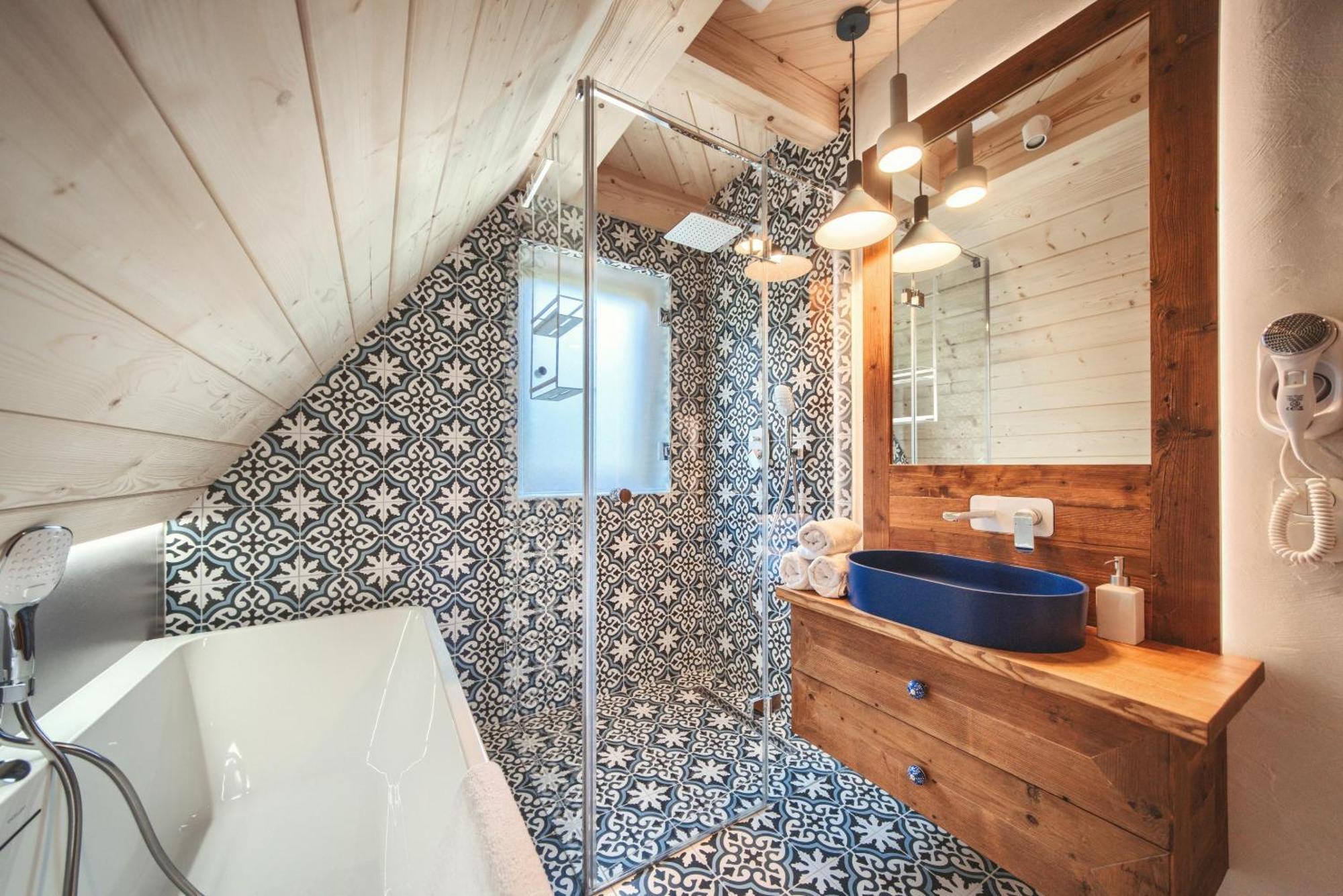 Deluxe cottage a terrace mountain views