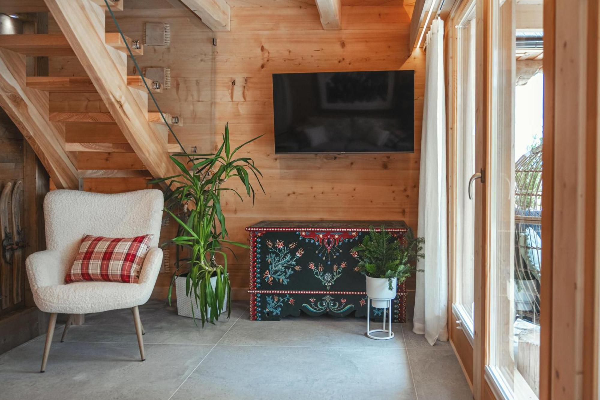 Deluxe cottage a terrace mountain views