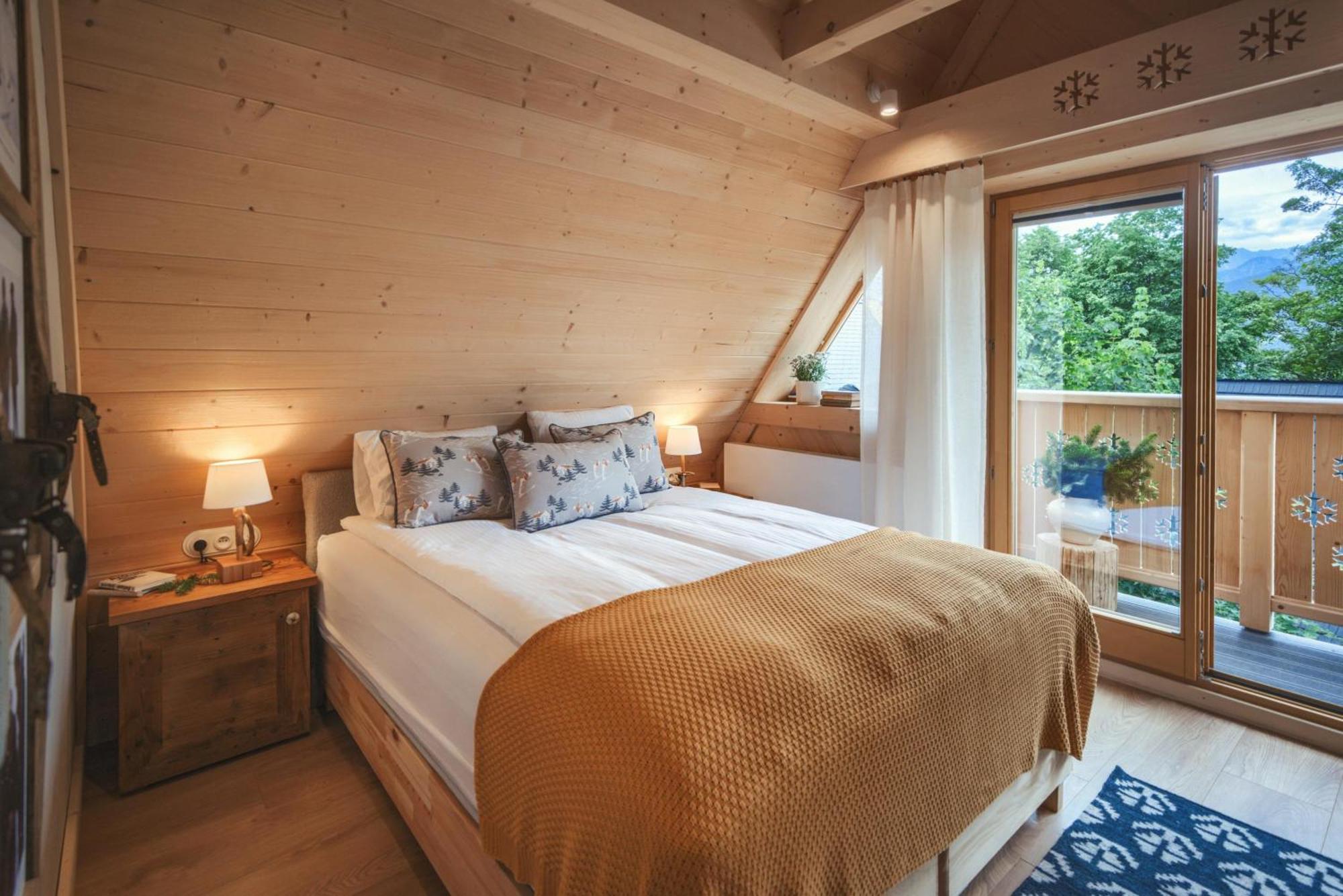 Deluxe cottage a terrace mountain views