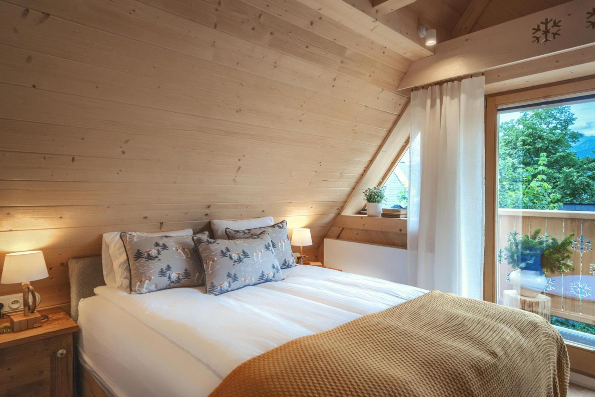 Deluxe cottage a terrace mountain views